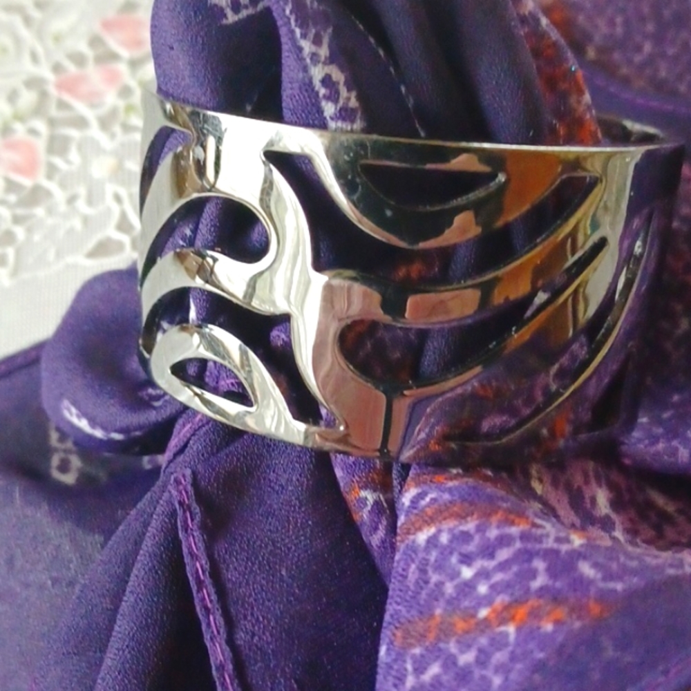 Silver tone bracelet